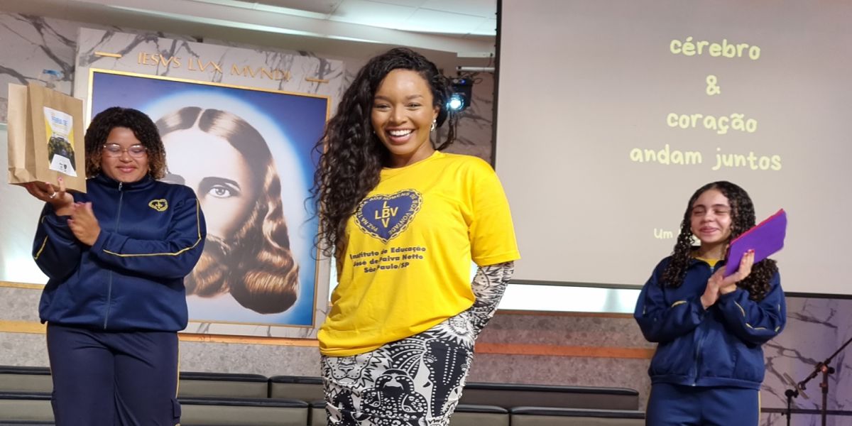 Ex-aluna da LBV brilha no streaming e inspira jovens em Feira de Profissões