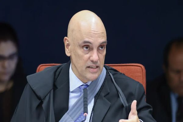 Imagem referente a notícia: Moraes decide não prender Bolsonaro por descumprimento de cautelar