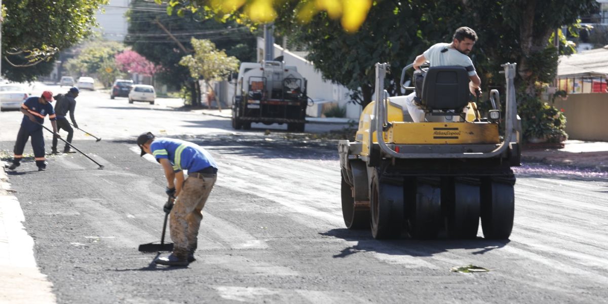Prefeitura inicia trabalhos de reperfilamento asfáltico para recuperar ruas da cidade