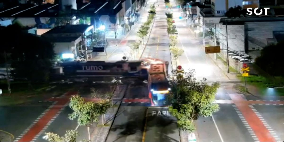 Ônibus é partido ao meio por trem em Curitiba e imagens impressionam