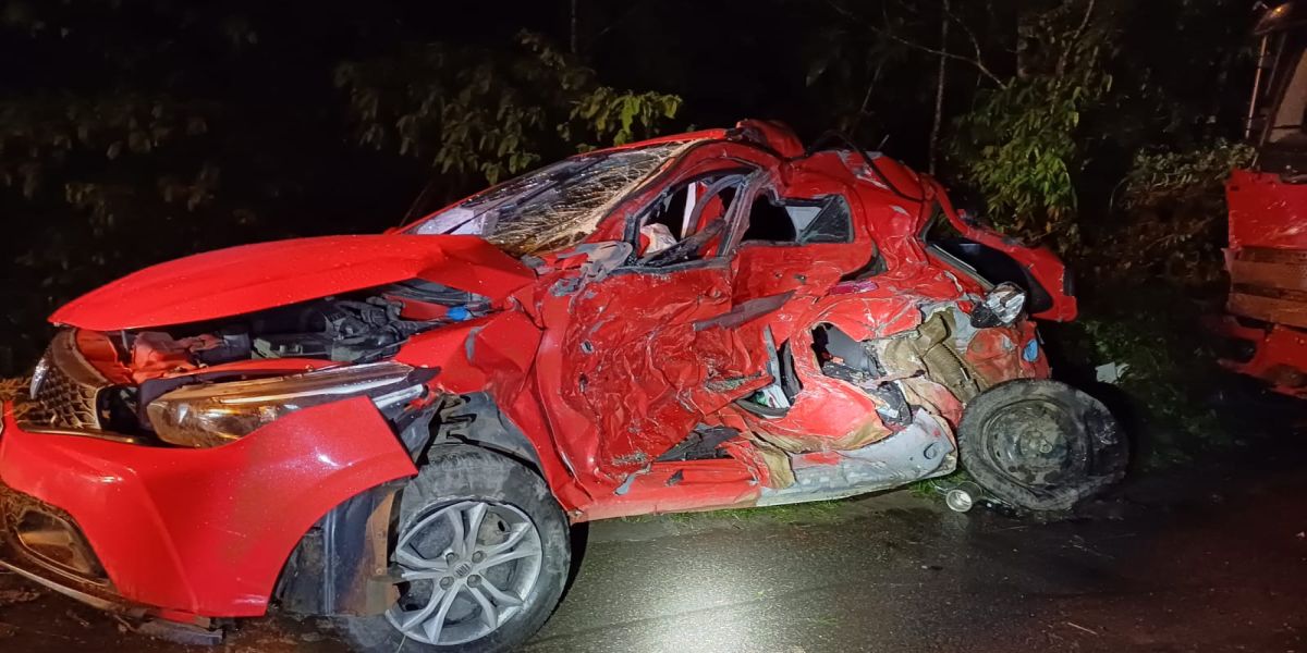 Colisão entre carro e caminhão deixa uma vítima na BR-116 em Antonina