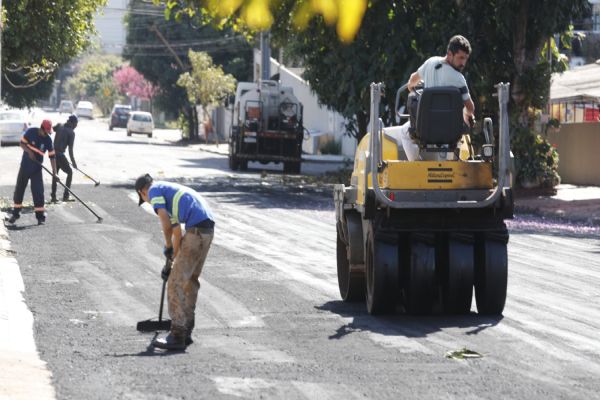 Imagem referente a notícia: Prefeitura inicia trabalhos de reperfilamento asfáltico para recuperar ruas da cidade