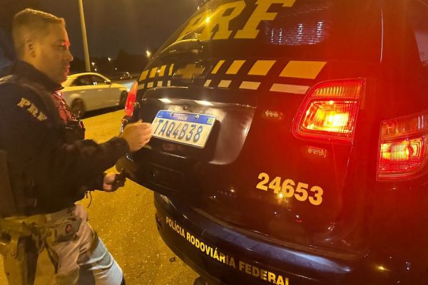 Imagem referente a notícia: Bituca no chão, crime no passado: PRF prende em Curitiba homem procurado por homicídio em MG