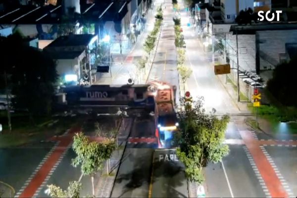 Ônibus é partido ao meio por trem em Curitiba e imagens impressionam