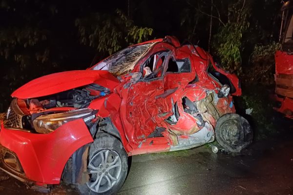 Colisão entre carro e caminhão deixa uma vítima na BR-116 em Antonina