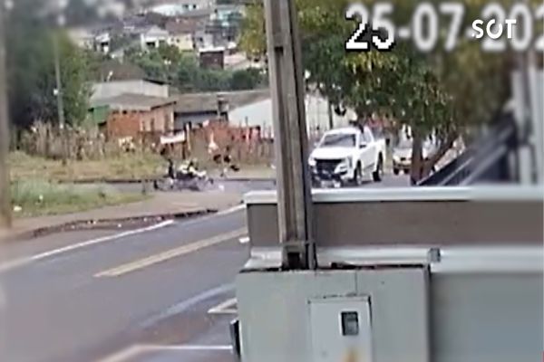 Duas pessoas são arremessadas após colisão entre moto e caminhonete no Bairro Santa Cruz em Cascavel