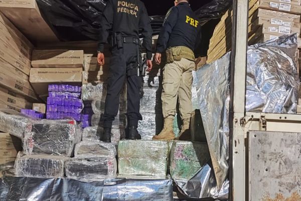 Imagem referente a notícia: Mais de 4,5 toneladas de maconha são apreendidas pela PRF e PF na BR-277 em Cascavel