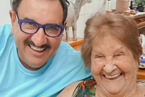 Imagem referente a notícia: Mãe do apresentador Ratinho morre aos 93 anos