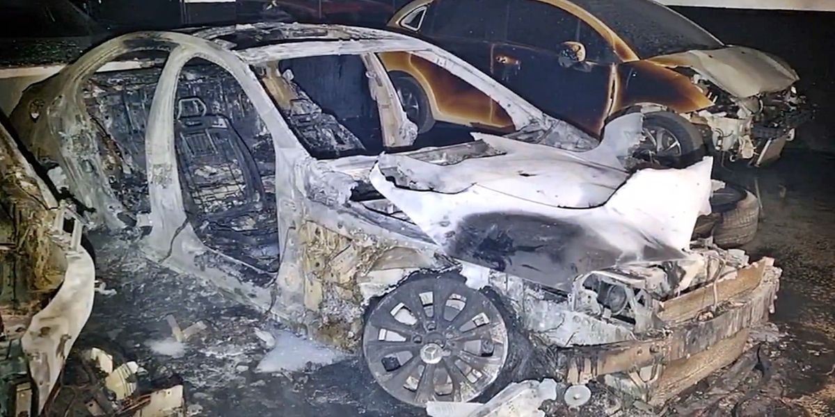 Raio causa incêndio de grandes proporções em oficina de Cascavel