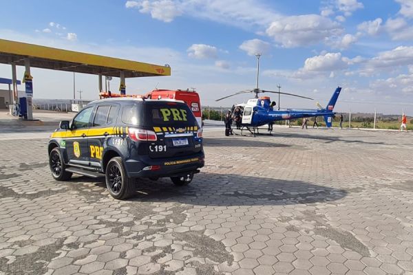 Imagem referente a notícia: Carro invade pista contrária e colide com caminhão na BR-376 em Nova Esperança
