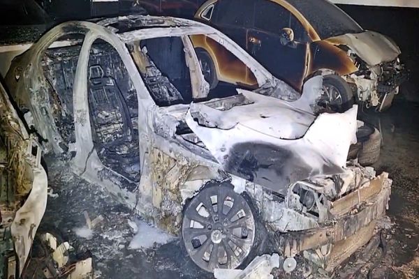 Imagem referente a notícia: Raio causa incêndio de grandes proporções em oficina de Cascavel