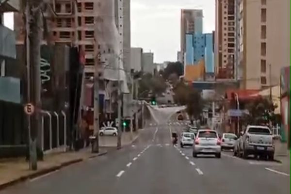 Imagem referente a notícia: Ventania derruba rede de proteção e interdita rua em Cascavel