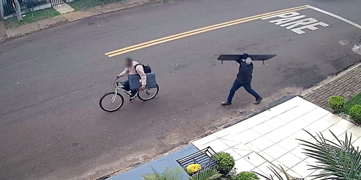 Dois homens são flagrados carregando televisores pela rua Costa e Silva no Bairro Alto Alegre em Cascavel