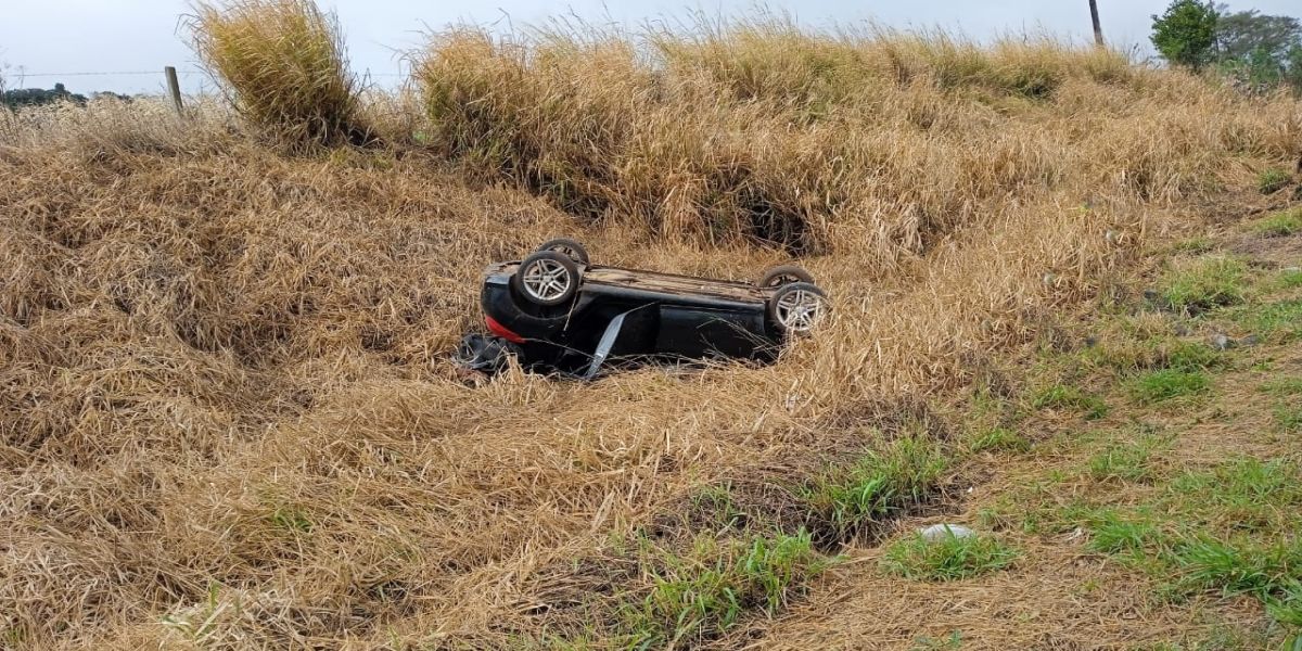 Condutor de 27 anos fica ferido em capotamento na BR-163 em Santa Lúcia