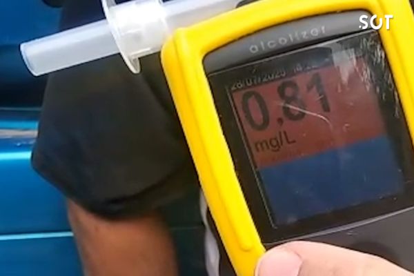 Imagem referente a notícia: Caminhoneiros bêbados são flagrados pela PRF na contramão da BR-277, em Balsa Nova