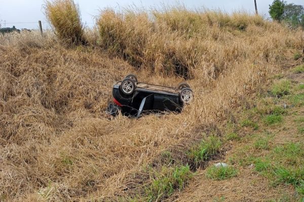 Imagem referente a notícia: Condutor de 27 anos fica ferido em capotamento na BR-163 em Santa Lúcia