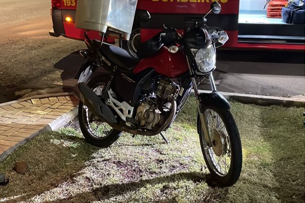 Imagem referente a notícia: Jovem fica ferido em colisão entre moto e van escolar no Bairro Brasília em Cascavel