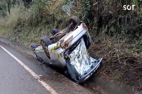 Capotamento em curva revela possível transporte ilegal de cigarros na PR-562 em Coronel Vivida