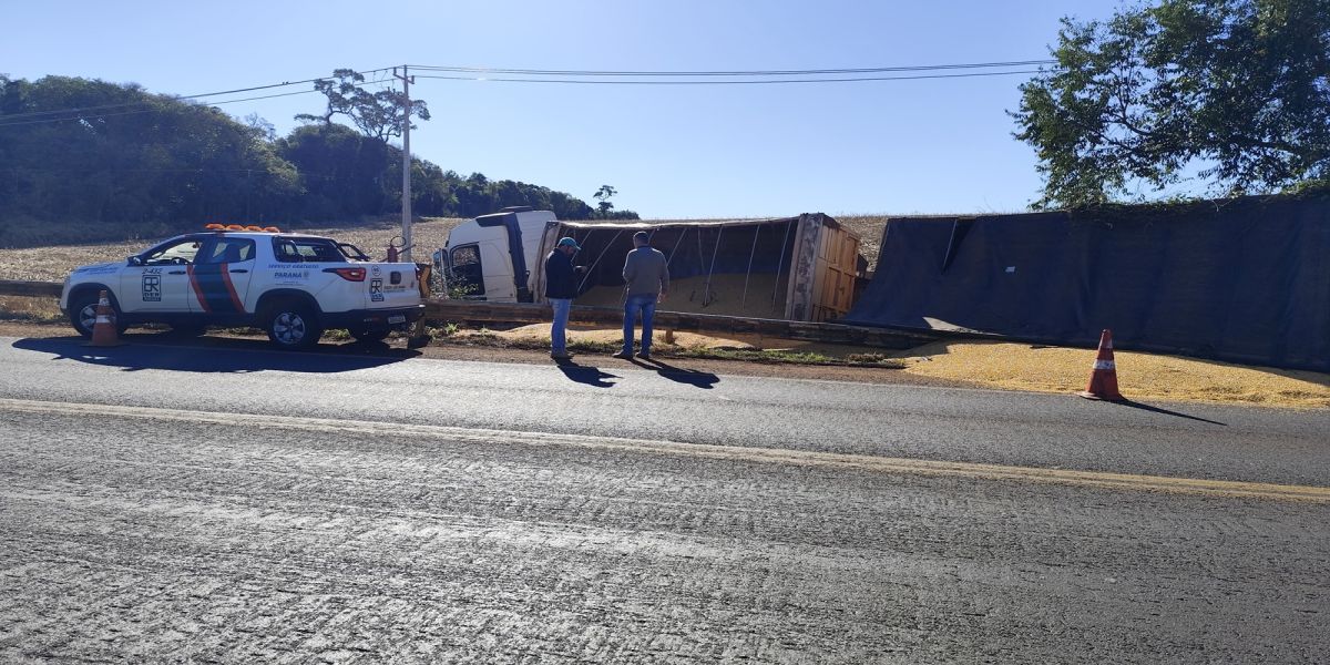 Carreta tomba ao desviar de toras na BR-369 e motorista fica ferido em Cascavel