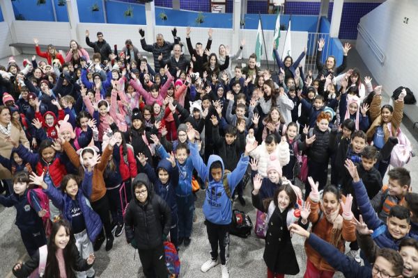Imagem referente a notícia: VOLTA ÀS AULAS: Prefeitura recebe mais de 33 mil crianças e dá o start ao segundo semestre letivo de 2025