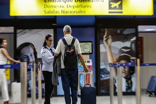 Imagem referente a notícia: Aeroportos internacionais do Paraná têm aumento de 18,2% de passageiros no 1º semestre