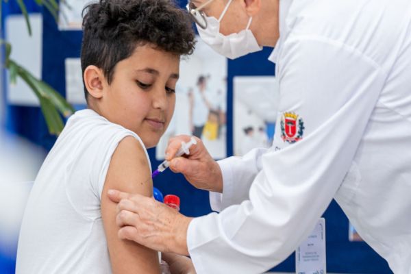 Imagem referente a notícia: Estado retoma vacinação nas escolas e reforça importância da carteirinha em dia