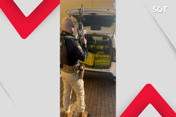 Imagem referente a notícia: Quase meia tonelada: PRF apreende grande carga de maconha em veículo furtado na BR-467 em Cascavel