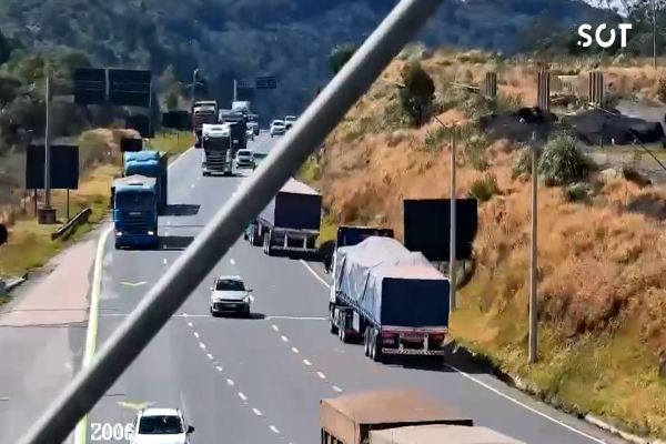 Imagem referente a notícia: Na contramão do perigo: caminhoneiros bolivianos embriagados são flagrados na BR-277