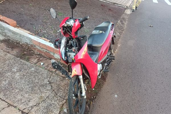 Colisão entre moto e carro deixa duas pessoas feridas no Bairro Periolo em Cascavel