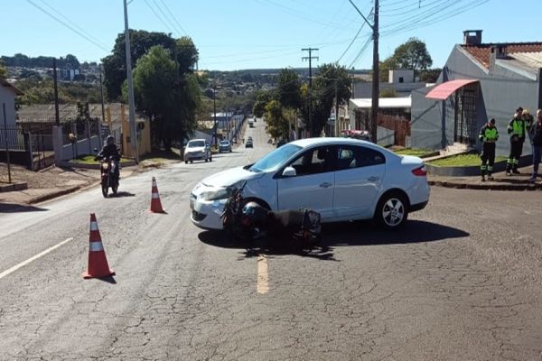 Colisão entre moto e carro deixa uma pessoa ferida no Jardim Alvorada em Cascavel