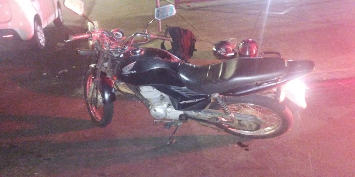 Colisão entre carro e moto deixa motociclista ferido em cruzamento no bairro Floresta