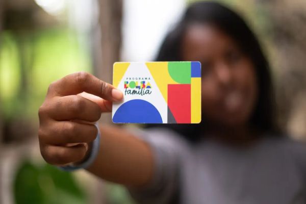 Imagem referente a notícia: Caixa paga Bolsa Família a beneficiários com NIS de final 9