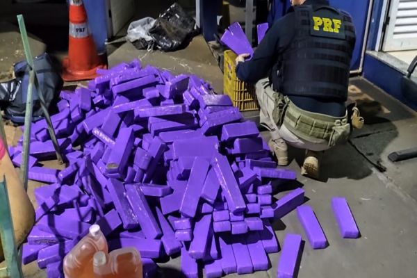 Imagem referente a notícia: Tentativa de fuga termina com apreensão de 314 quilos de maconha na BR-277