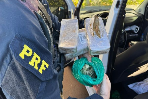Imagem referente a notícia: Rota interrompida: PRF apreende pasta base de cocaína e folhas de coca em Umuarama