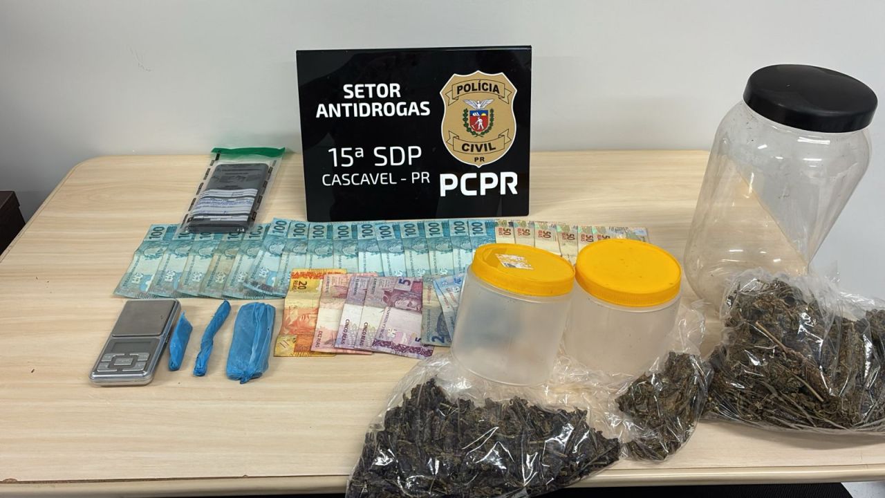 Homem é preso por tráfico de drogas durante cumprimento de mandado de busca em Cascavel