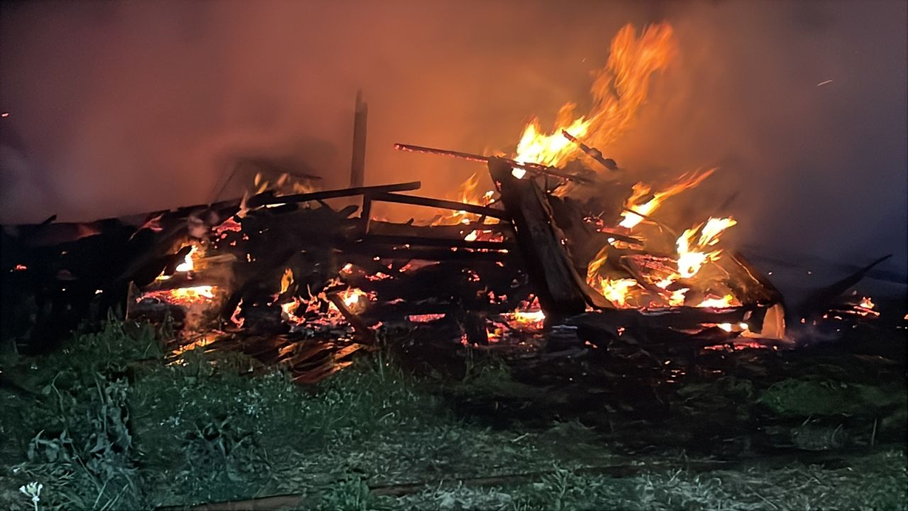 Casa abandonada é destruída por incêndio no Bairro São Cristóvão em Cascavel