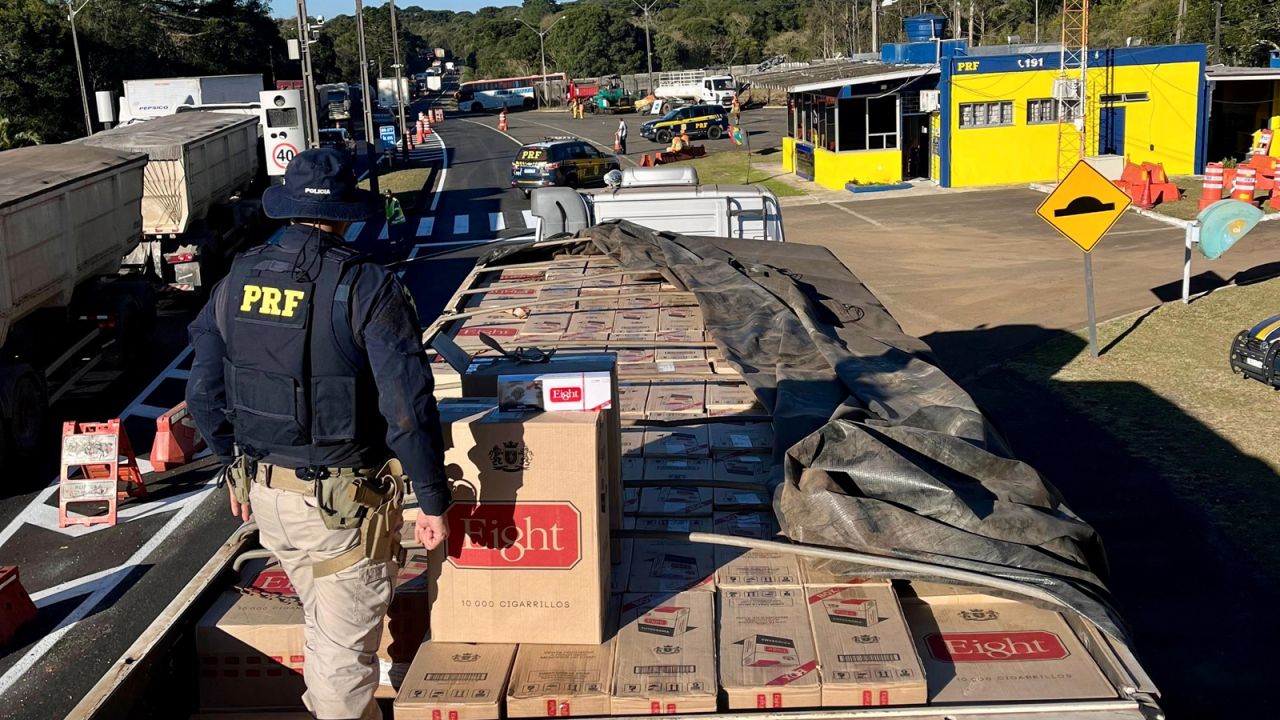 PRF apreende carga de mais de 830 mil maços de cigarro de origem estrangeira em Guarapuava