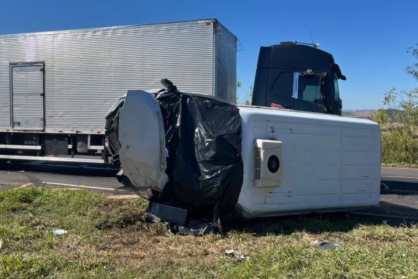 Imagem referente a notícia: Motorista morre e outro fica preso às ferragens em violenta colisão na BR-369 na BR-369 entre Corbélia e Ubiratã