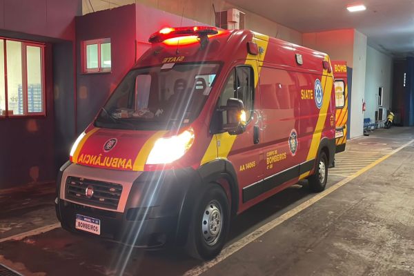 Imagem referente a notícia: Motociclista de 25 anos sofre traumatismo craniano após colisão com SUV no bairro Neva em Cascavel