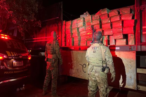Imagem referente a notícia: Polícia Rodoviária Federal intercepta carregamento de maconha no Oeste do Paraná