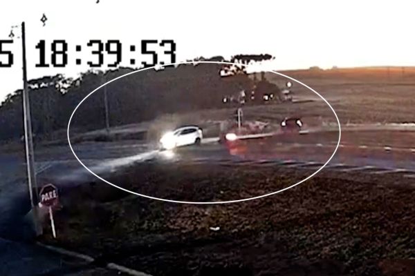 Imagem referente a notícia: Motociclista de 23 anos fica ferido após colisão com carro que tentava atravessar a BR-277 em Santa Tereza do Oeste