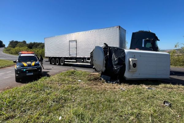 Imagem referente a notícia: Motorista morre e outro fica preso às ferragens em violenta colisão na BR-369 na BR-369 entre Corbélia e Ubiratã