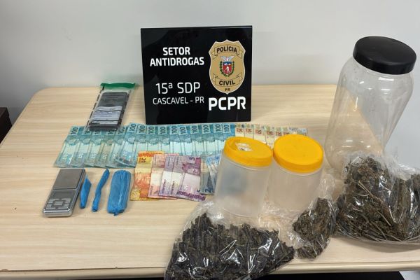 Homem é preso por tráfico de drogas durante cumprimento de mandado de busca em Cascavel