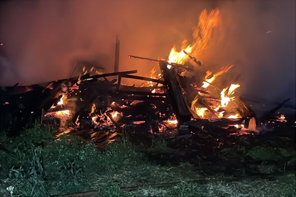 Casa abandonada é destruída por incêndio no Bairro São Cristóvão em Cascavel