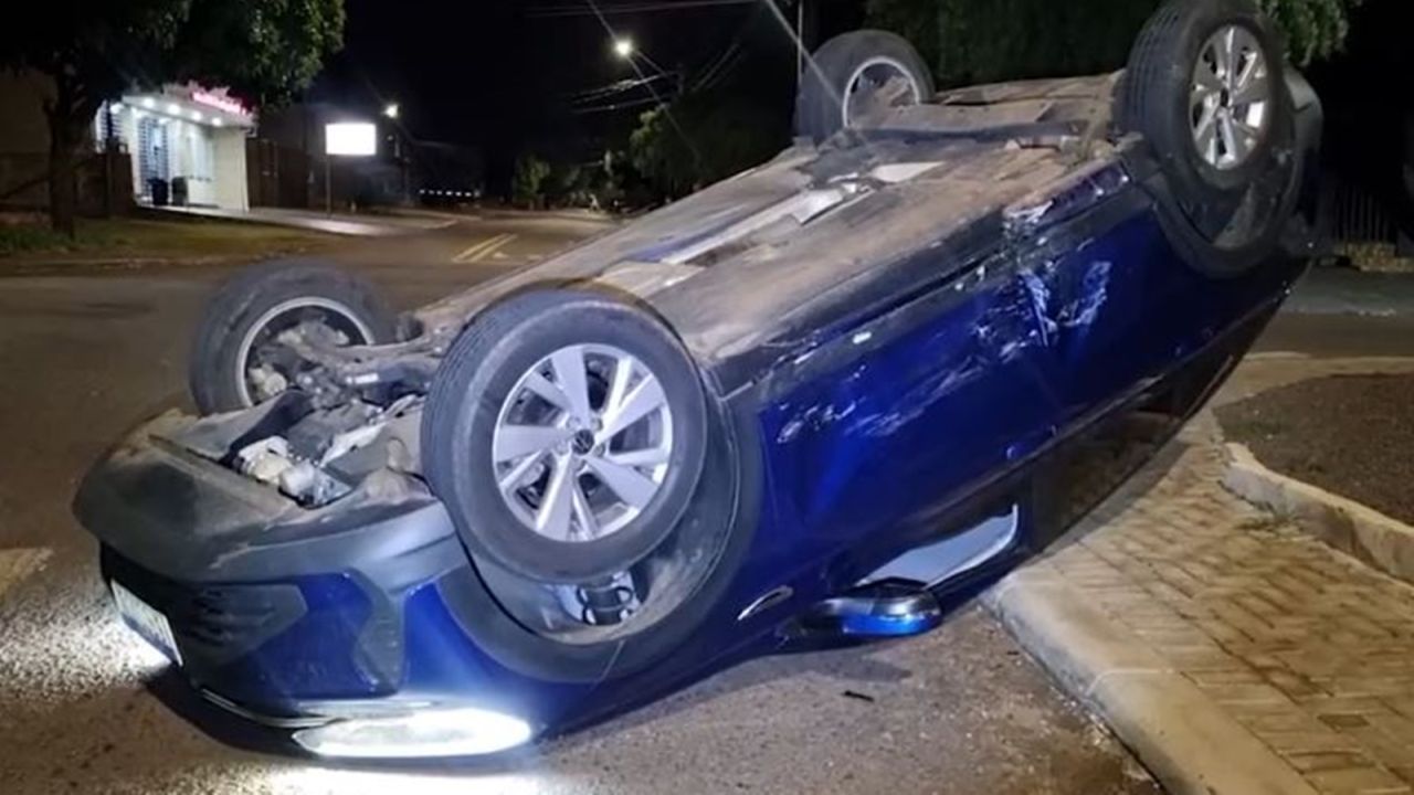 Colisão seguida de capotamento é registrado entre Nivus e Kadett no Bairro Santa Cruz