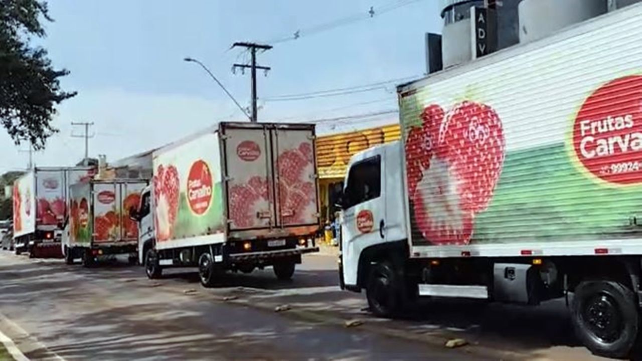 Carreata leva clima da Festa do Morango 2025 às ruas de Cascavel