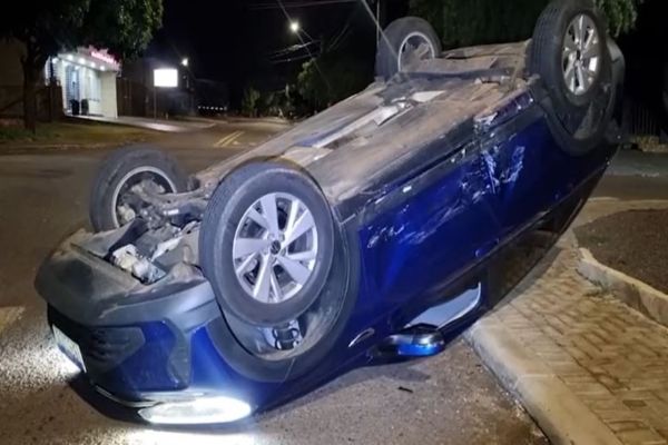 Imagem referente a notícia: Colisão seguida de capotamento é registrado entre Nivus e Kadett no Bairro Santa Cruz