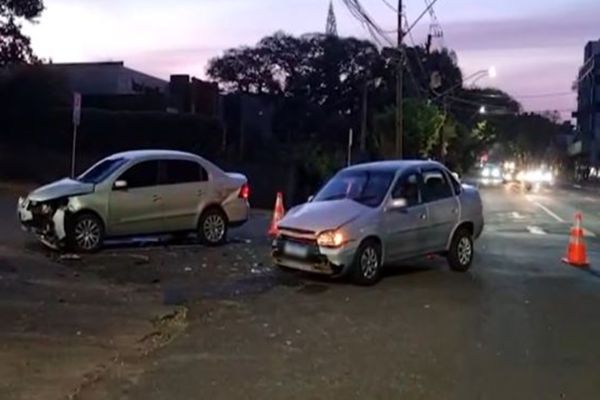 Imagem referente a notícia: Colisão entre carros é registrado no centro de Cascavel