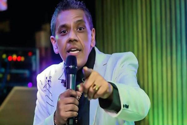 Imagem referente a notícia: Cascavel se despede do cantor Rony Vox, que lutava contra um câncer
