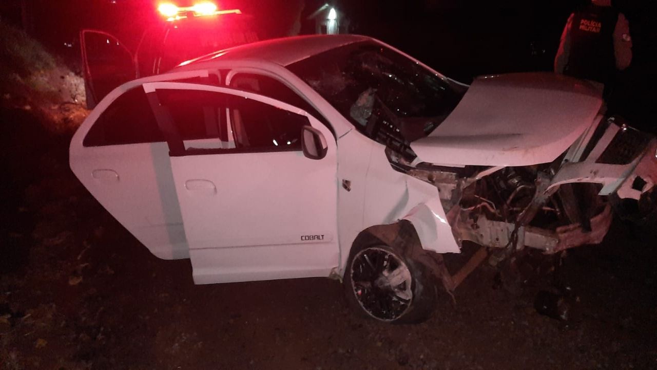 Cobalt sai da pista e colide em canaleta na PR-180 em Cafelândia; Passageiro morreu a caminho do hospital